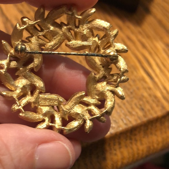 Avon Signed Vintage Wreath Brushed Gold Tone with Faux Pearl Brooch - Picture 2 of 4